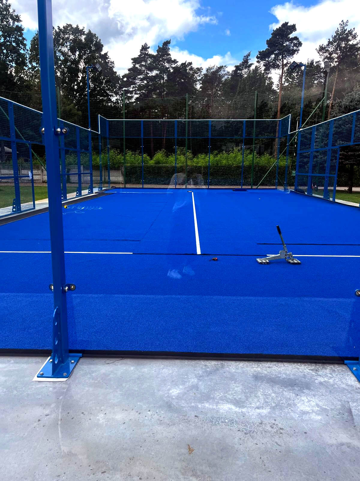 Padel a tenis — kort do padla ze szklanymi ścianami