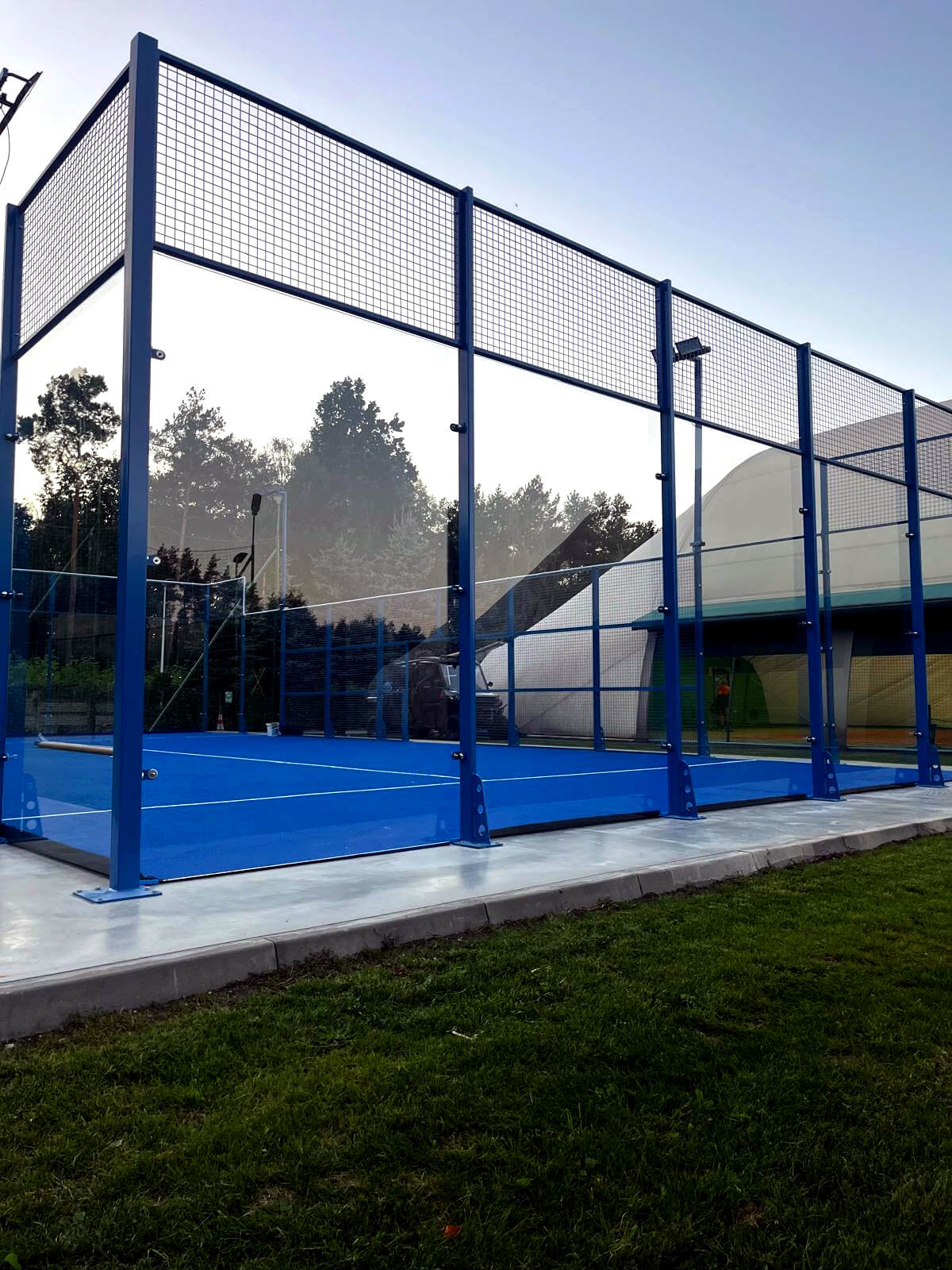 Padel a tenis — zamknięty kort padlowy do gry w deblu
