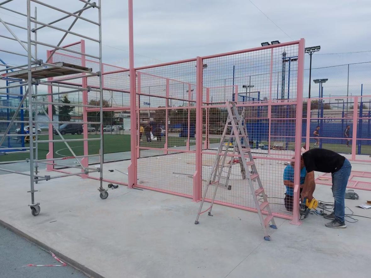 Konstrukcja stalowa kortu do padla w trakcie montażu