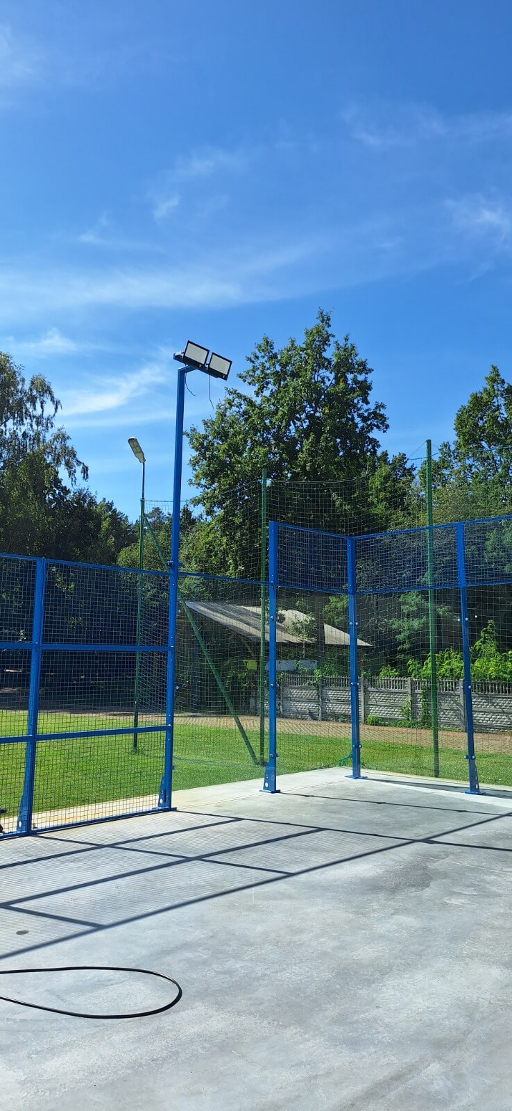 Słupy oświetleniowe kortu do padla i konstrukcja stalowa