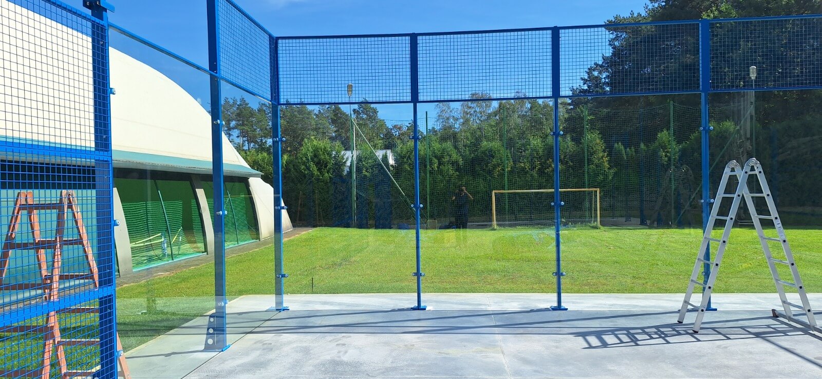 Montaż kortu do padla przy hali sportowej — konstrukcja stalowa i płyta betonowa