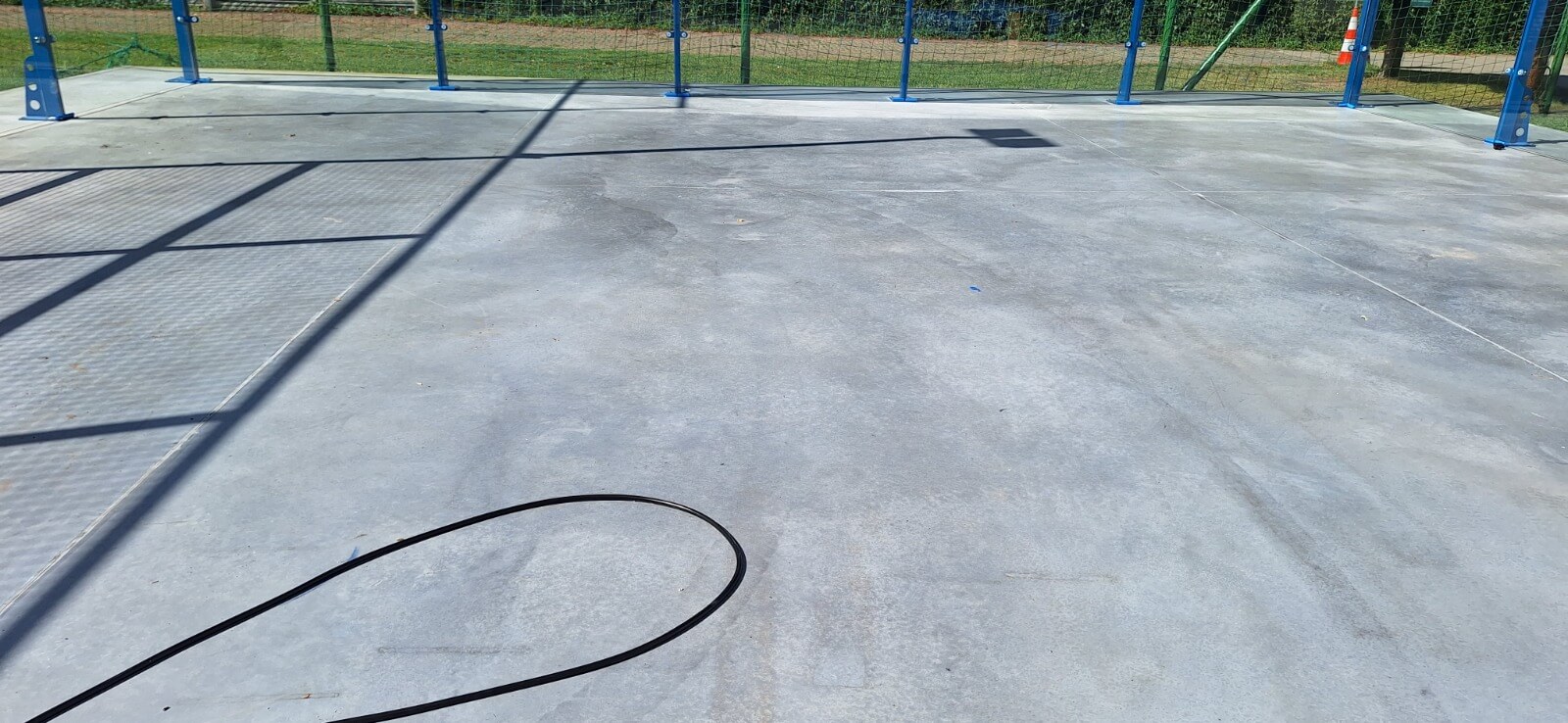 Betonowa płyta pod kort do padla przed ułożeniem trawy syntetycznej